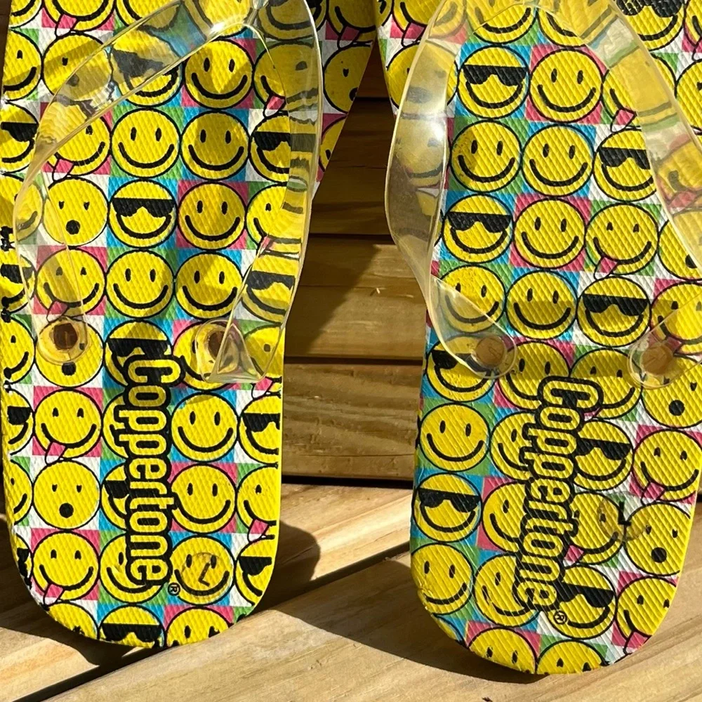 - Coppertone Smiley Face Flip-Flops SZ L! EUC!